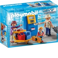 FAMILIE LA APARATUL DE CHECK IN