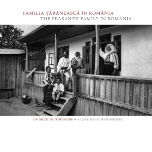 Familia taraneasca in Romania / The Peasants Family in Romania. Un secol de fotografie / A Century of Photography