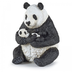 Figurina Papo - Panda sezand cu pui in brate