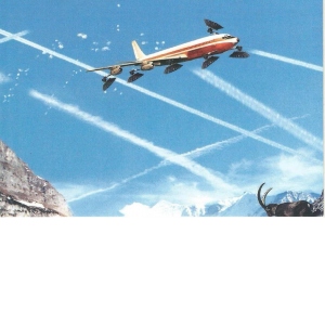 Vedere Parcul National din Marii Alpi. Maturarea urmelor lasate de avioane dimineata la prima ora