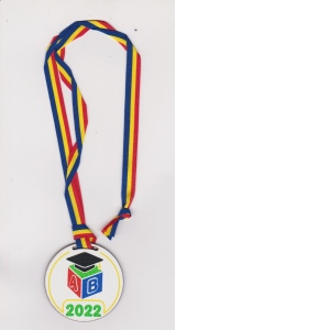 Medalie din lemn gravat cu snur tricolor