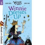 Read with Oxford: Stage 5: Winnie and Wilbur: Winnie Dresses