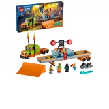 LEGO City - Camionul de cascadorii 60294, 420 piese